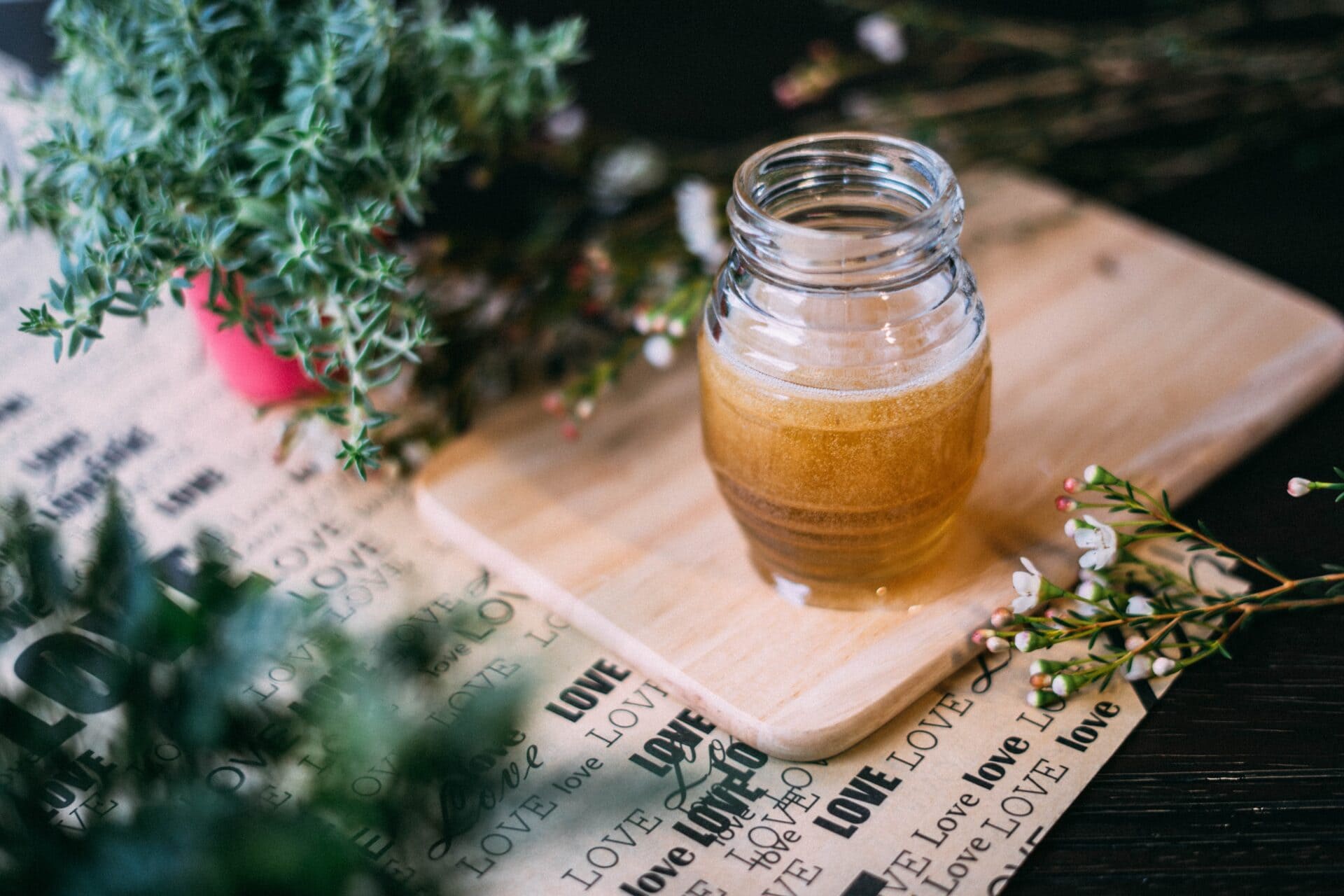 manuka honey in a jar